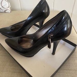 Guess 4 in platform stiletto with zipper details